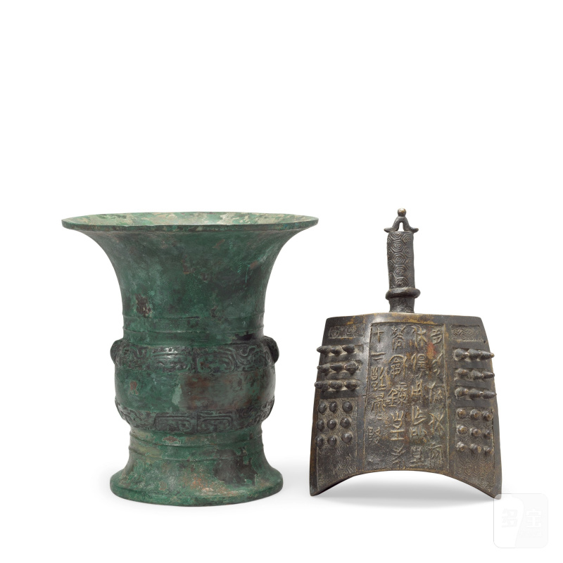銅仿古尊及編鐘 | AN ARCHAISTIC BRONZE VASE, ZUN, AND A BRONZE BELL - 图1